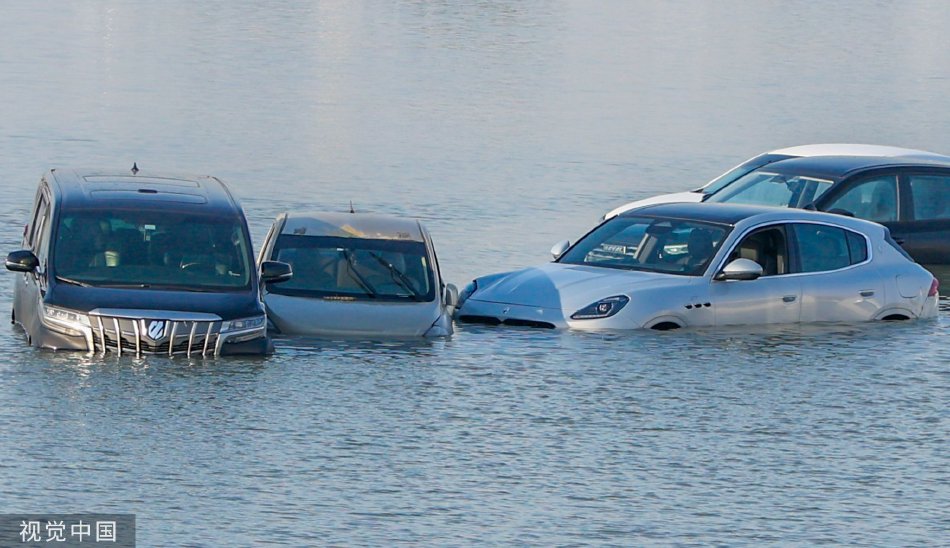 阿联酋迪拜遭遇暴雨天气 低洼地区汽车在洪水中漂浮_高清图集