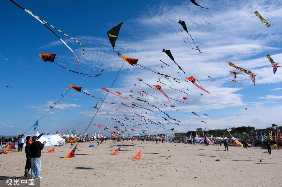 第44届国际风筝节在意大利举办 五彩缤纷扮靓天空_高清图集
