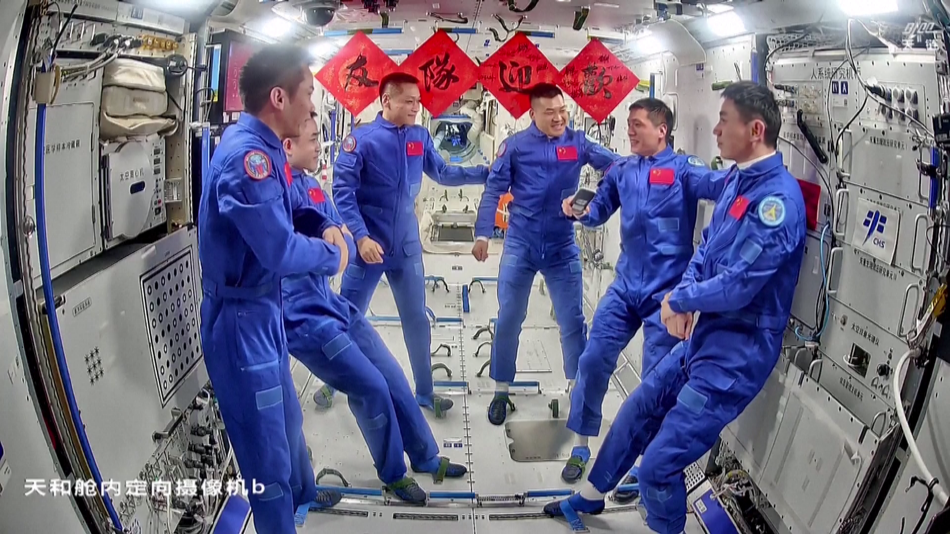 第四次“太空会师” 神舟十八号3名航天员顺利进驻中国空间站_高清图集