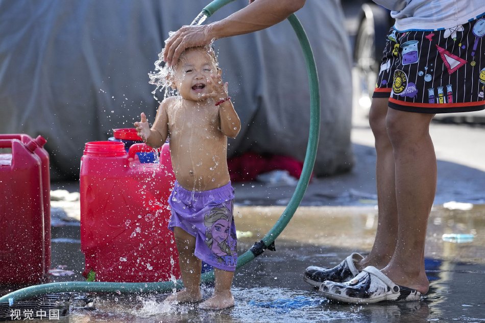 菲律宾遭遇高温天气 民众街头“淋浴”消暑_高清图集