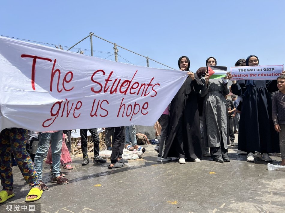 巴勒斯坦儿童手举横幅 向多国“挺巴”学生教师表示感谢_高清图集