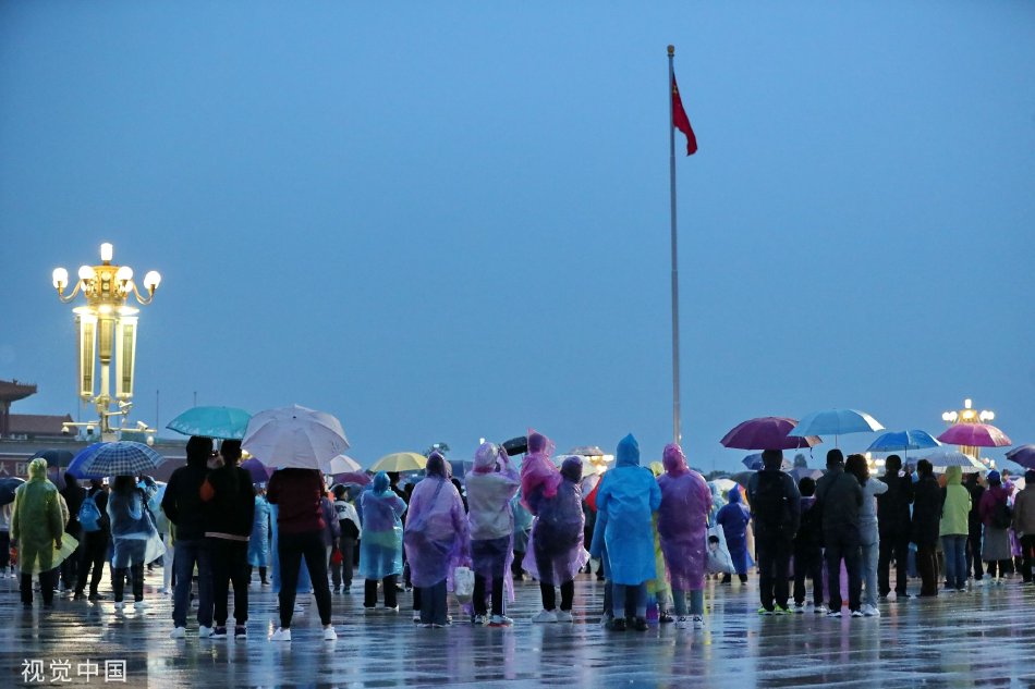 上万名群众冒雨天安门广场观看升国旗仪式_高清图集
