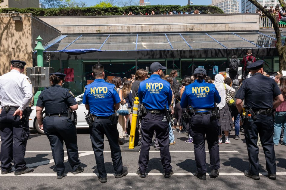 美国纽约警察在高校逮捕约300人_高清图集