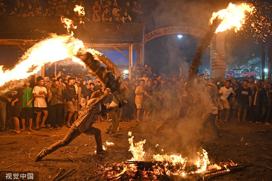 印度尼西亚：“火炬战争”传统庆祝丰收_高清图集