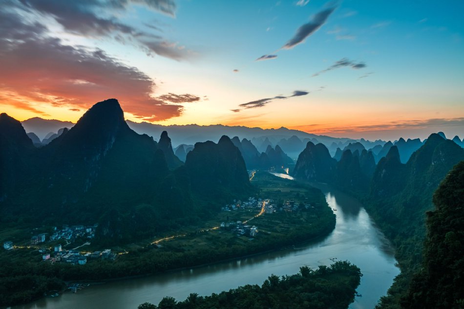 广西桂林：日光如瀑照耀漓江山水_高清图集