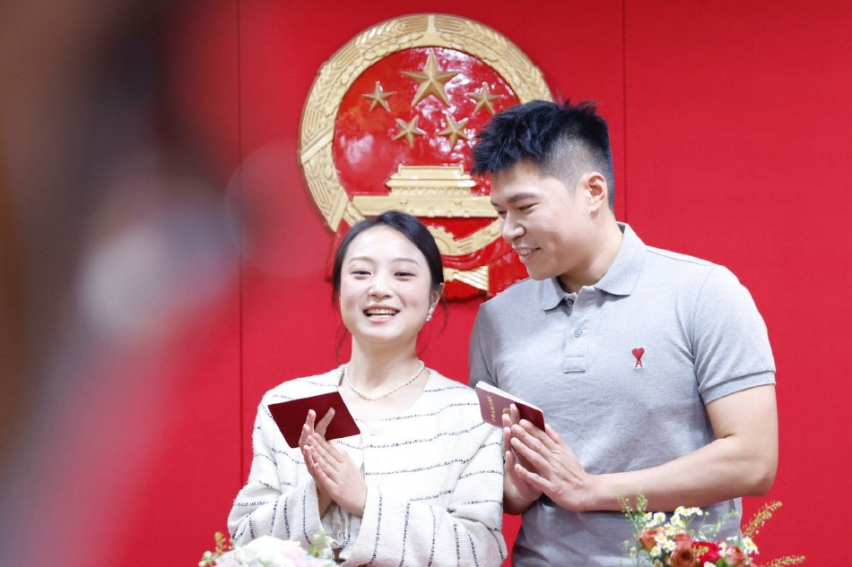 婚姻登记“全国通办”首日 多地新人预约登记结婚_高清图集