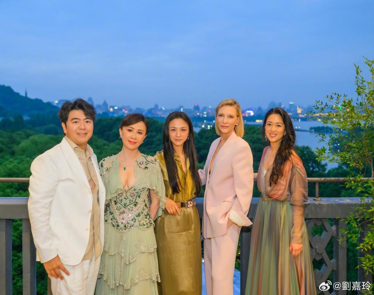 这一夜，59岁刘嘉玲穿深V秀身材，却被“长裙裹身”的汤唯惊艳了- 时尚达人- 英国海外新闻- 英国海外生活网-英国华人网络社区平台