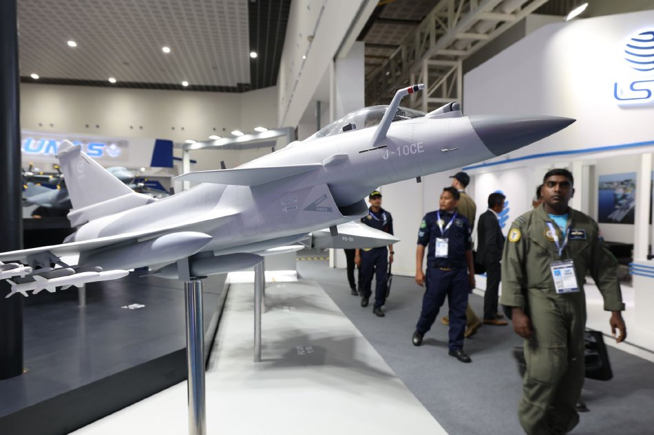 第17届兰卡威海空展开幕 歼-10CE模型亮相吸引大量人群围观_高清图集
