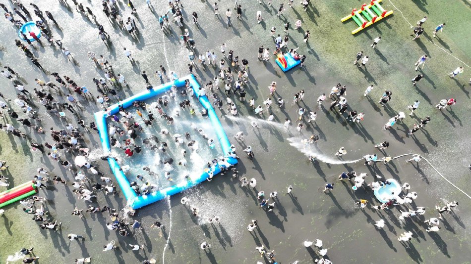 重庆：2000余名大学师生参加水枪大战_高清图集