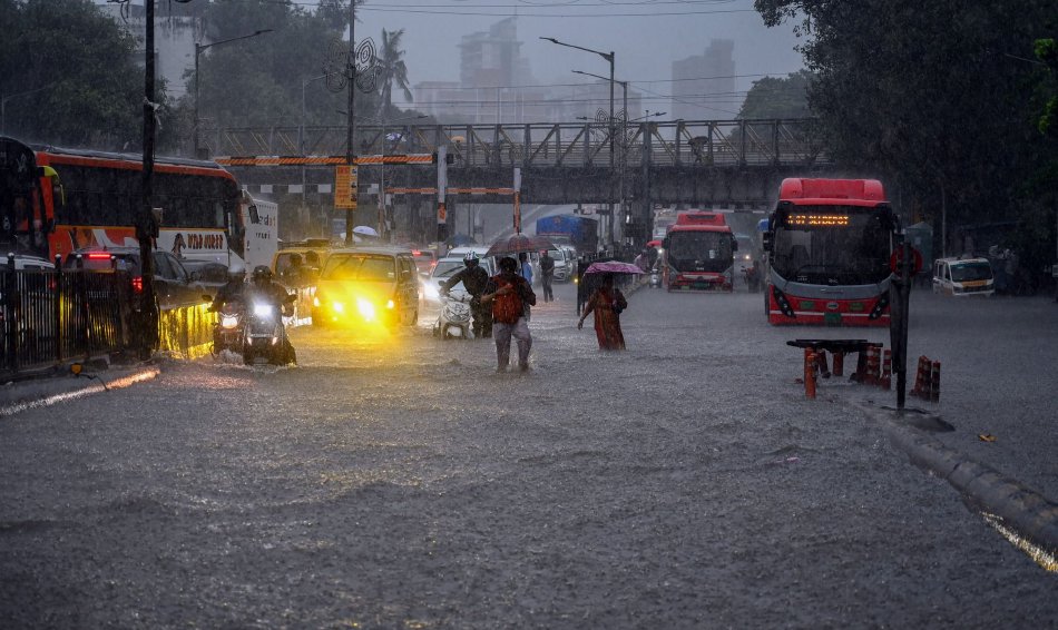 印度孟买遭遇75年来最早季风雨季 全城陷入严重内涝_高清图集