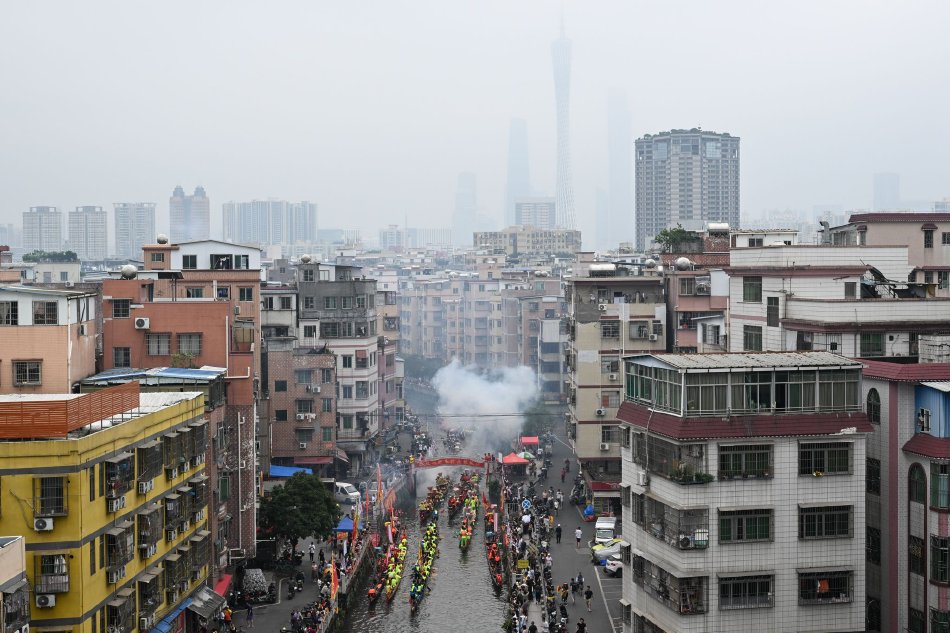 广州“龙船景”场面热闹_高清图集