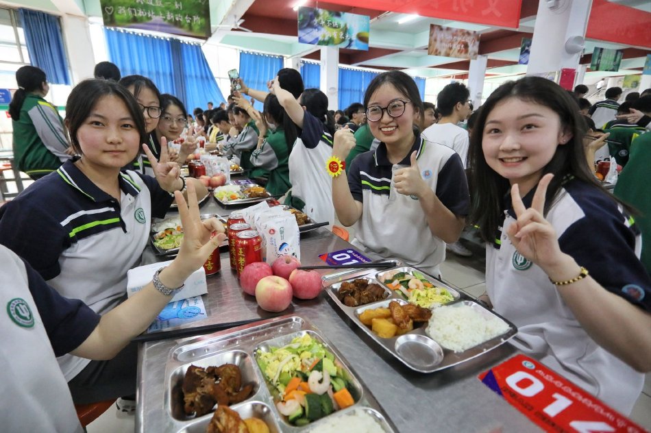 山东泰安：高考临近 千名高三学生共进团圆饭_高清图集
