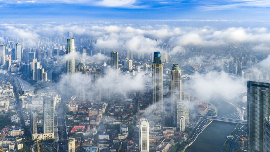 天津：雨后平流雾覆过摩天楼群_高清图集