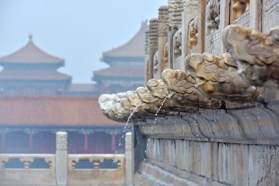 北京迎降雨天气 故宫现“龙吐水”景观_高清图集