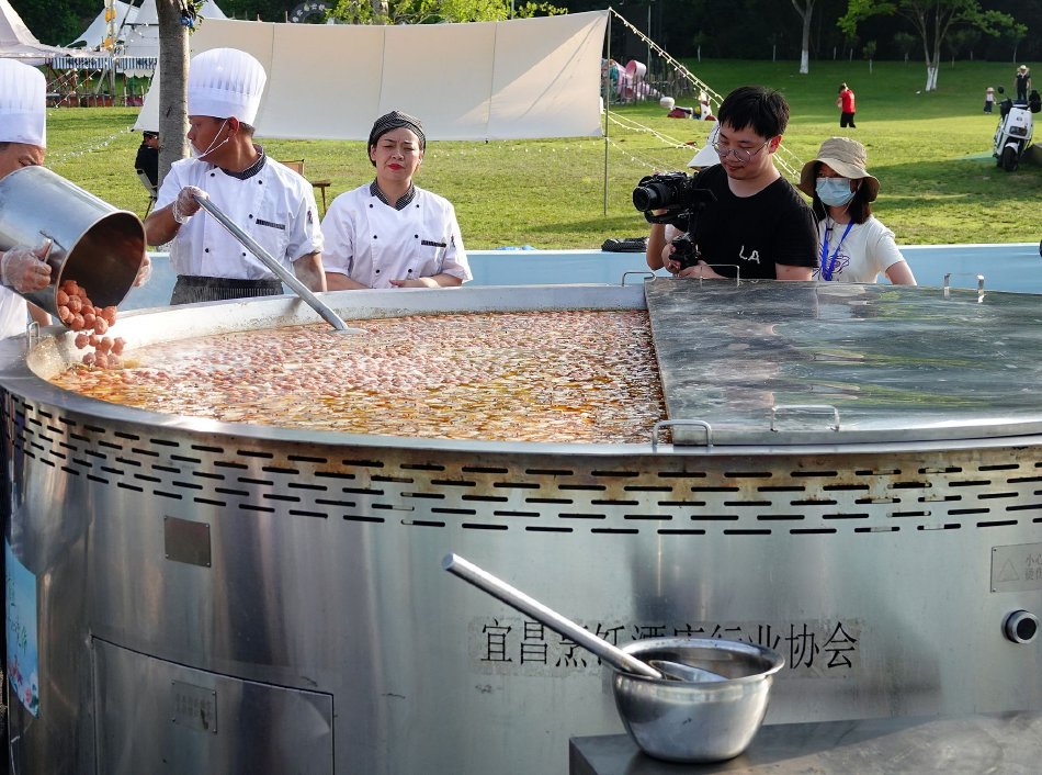 湖北宜昌：直径3米巨型火锅煮牛肉丸 3000名市民免费品美味_高清图集