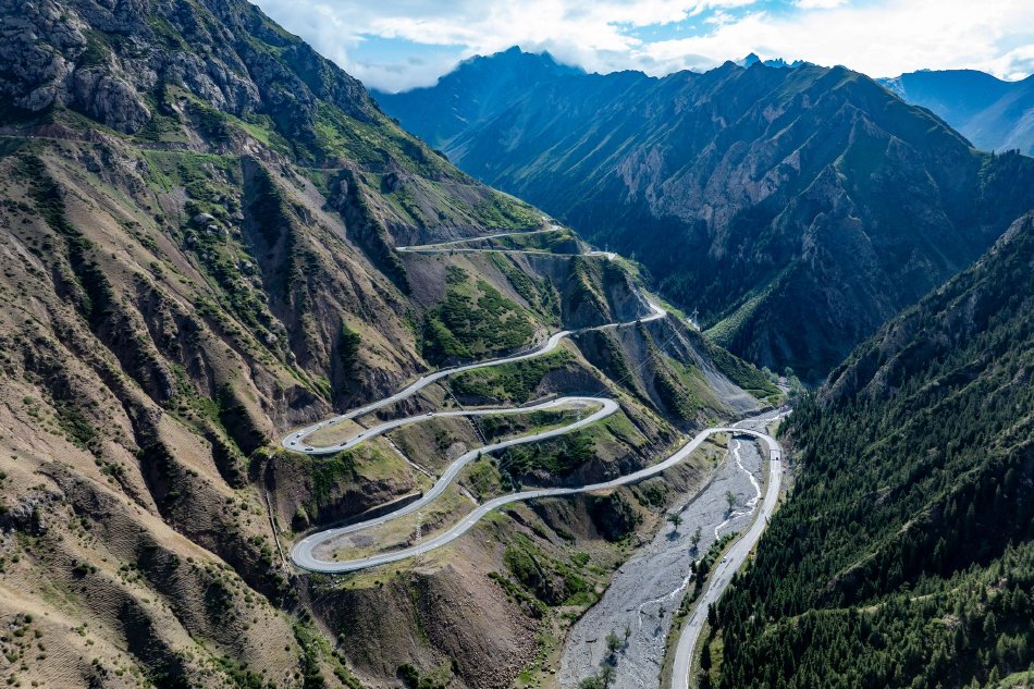 新疆库车盘山公路险峻秀美_高清图集
