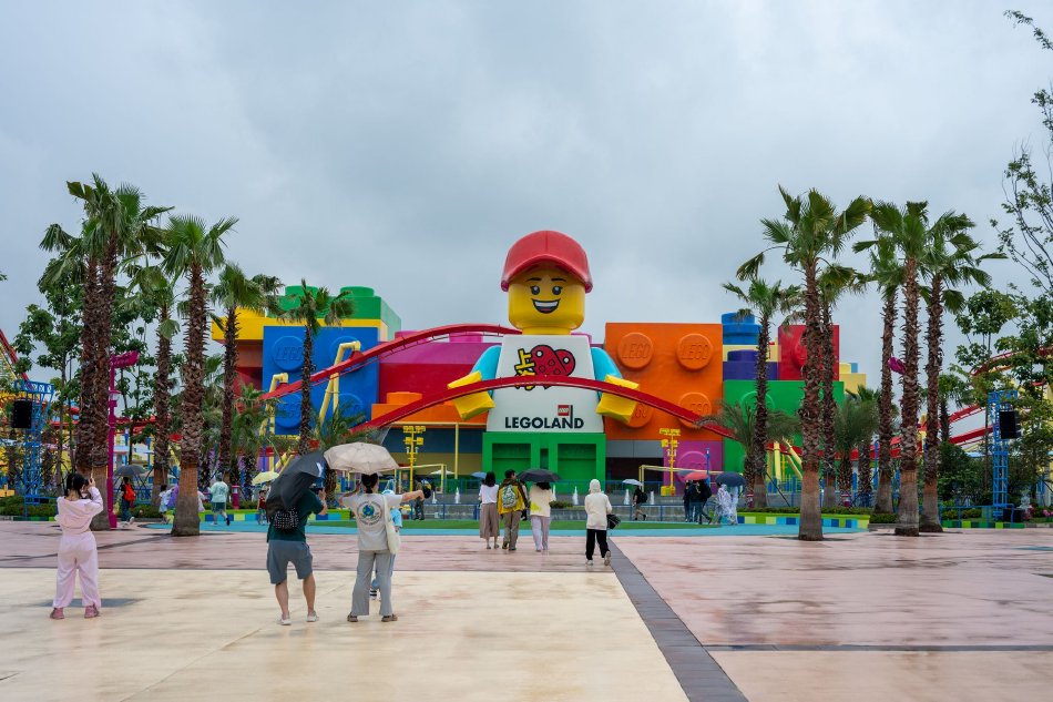 上海乐高乐园开启试运营 游客冒雨游玩兴致不减_高清图集