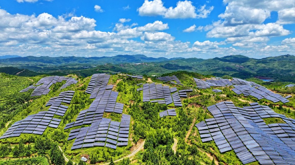 江西石城：荒山光伏发电板鳞次栉比_高清图集