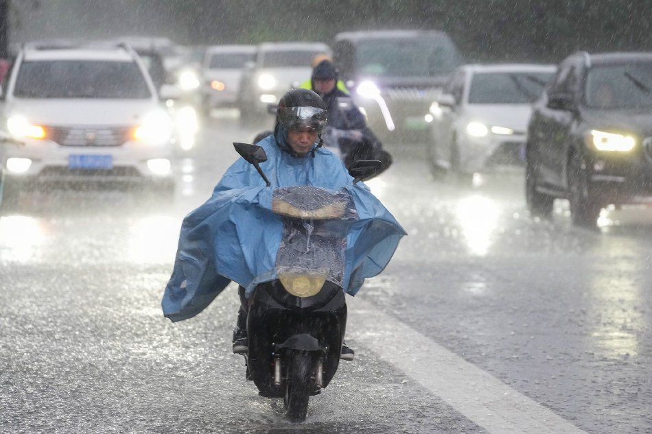 台风“韦帕”影响南宁 市民风雨中出行_高清图集