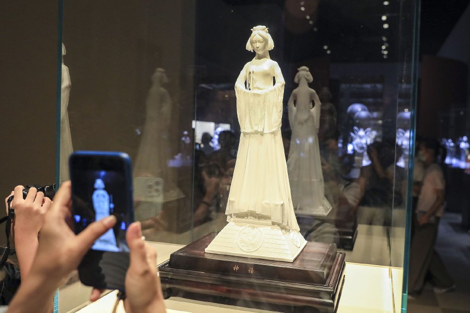 “远看是纱 近看是瓷” 德化瓷精品上海展出_高清图集