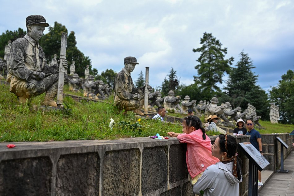 云南保山：游客参观松山战役旧址_高清图集