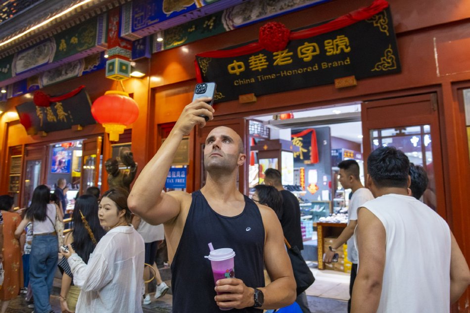 外籍人士“中国游”持续火热 北京前门大栅栏游人如织_高清图集