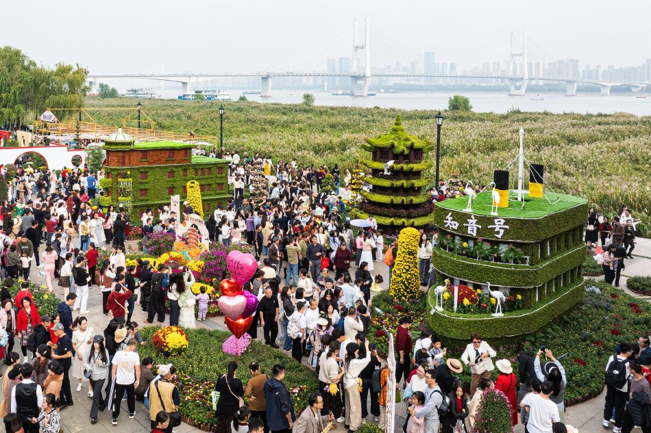 第42届武汉金秋菊展 城市地标元素造型吸引市民观赏_高清图集